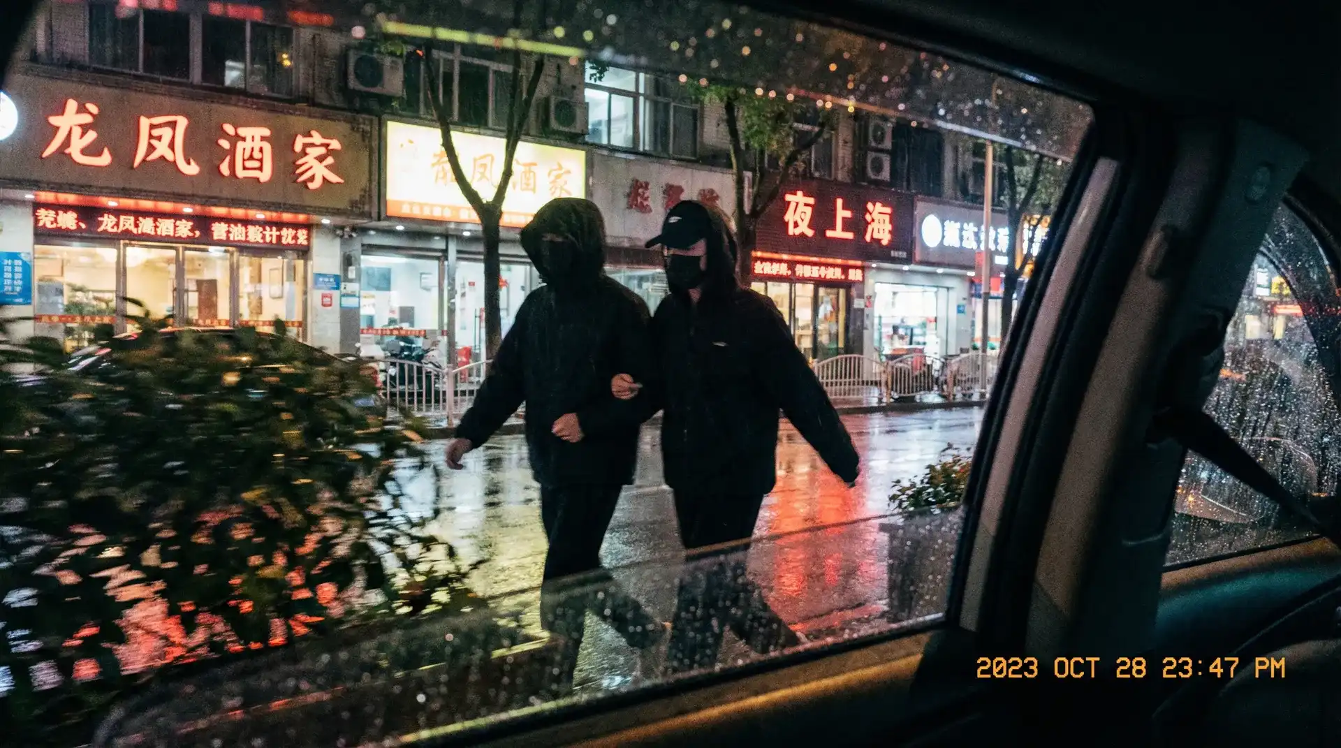 失忆症动漫 - 顶流明星深夜密会现场抓拍照片